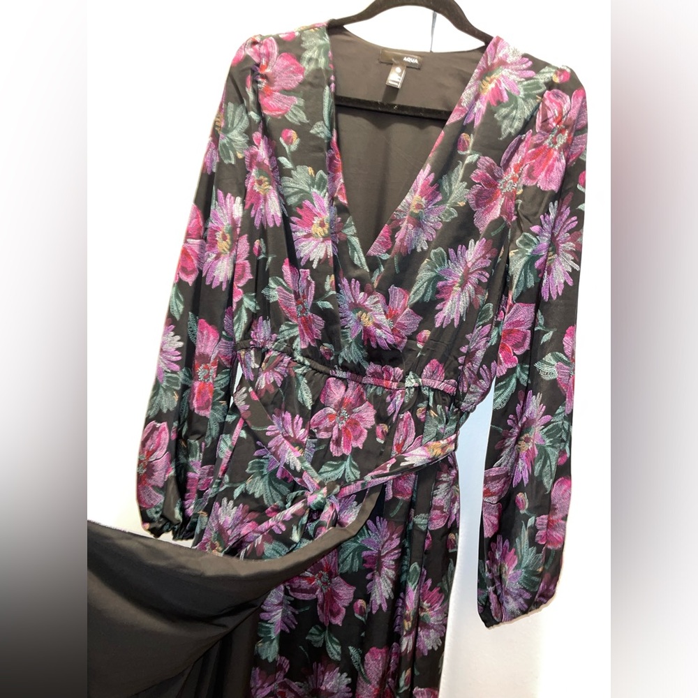 AQUA Long Sleeved V-Neck Fit & Flare Floral Wrap Maxi Dress Size Medium $118 - Picture 11 of 15